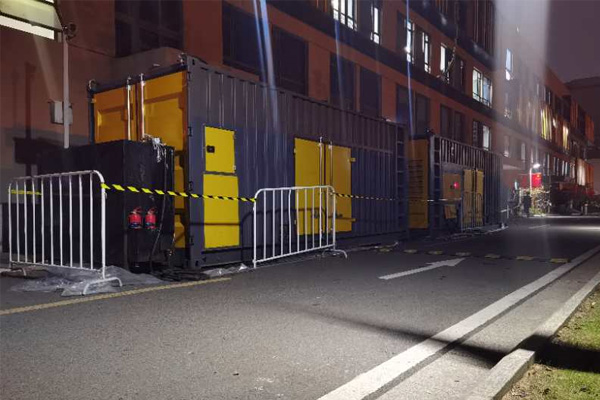 含山柴油发电机组的输出电压是如何调节的？